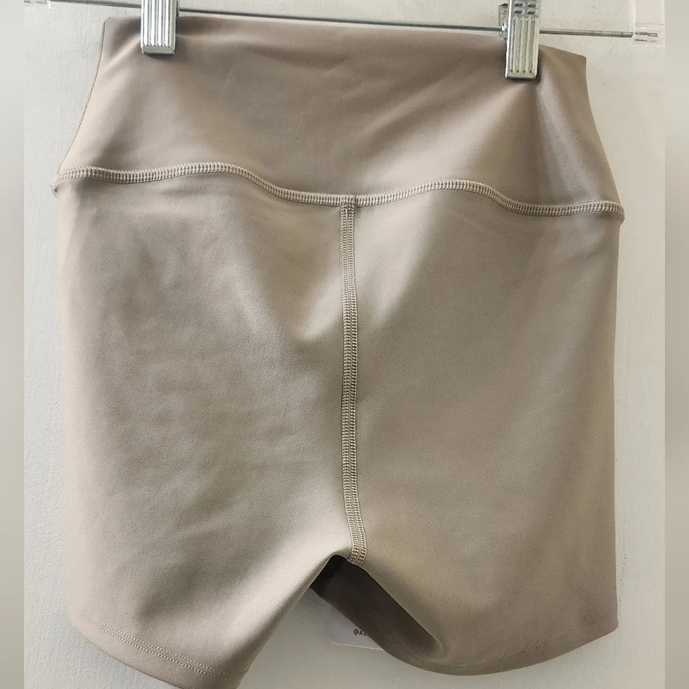New ALO Yoga Women's Tan Shorts, Size Extra Small.